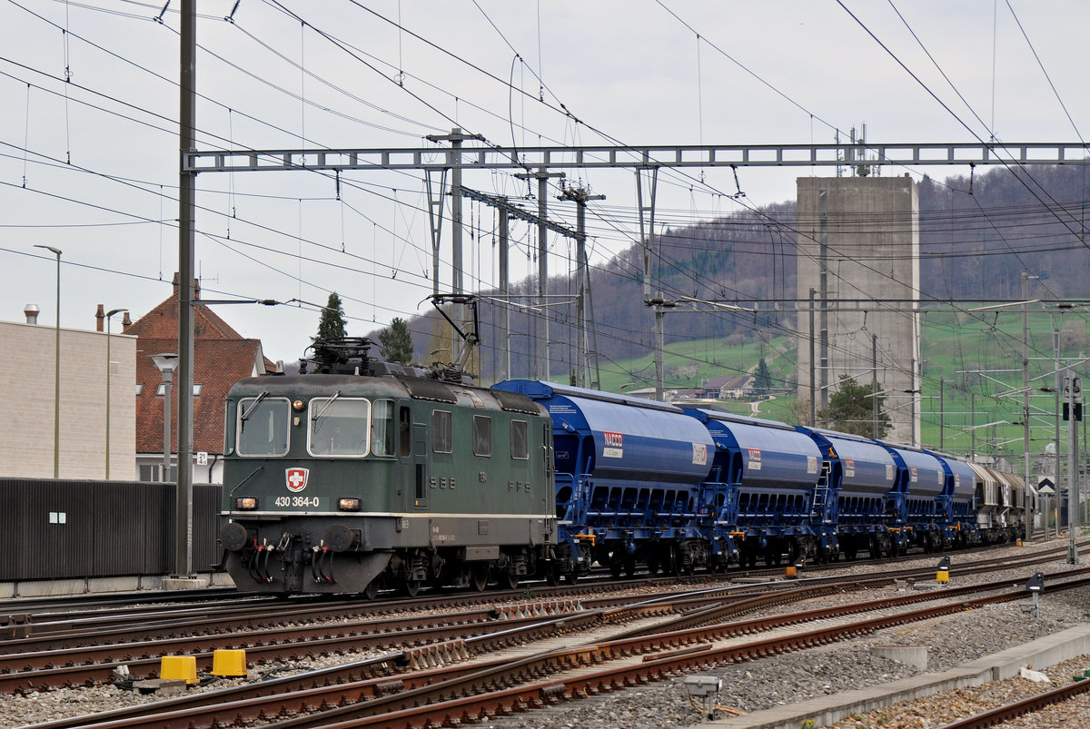 Re 430 364-0 durchfährt den Bahnhof Sissach. Die Aufnahme stammt vom 31.03.2017.