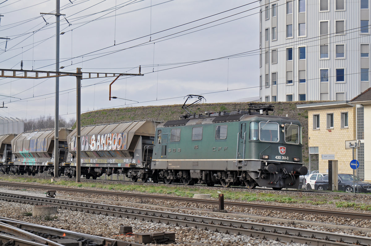 Re 430 364-0 durchfährt den Bahnhof Pratteln. Die Aufnahme stammt vom 14.02.2018.