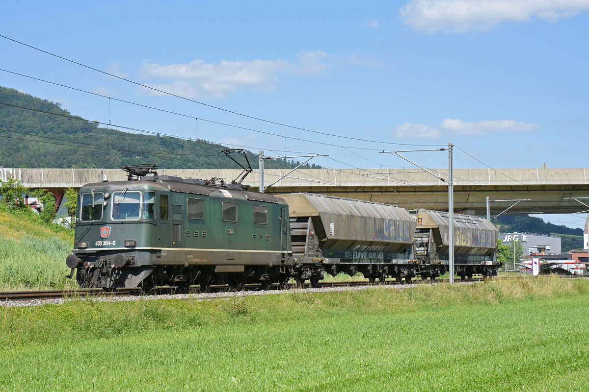 Re 430 364-0 fährt Richtung Bahnhof Itingen. Die Aufnahme stammt vom 19.06.2018.