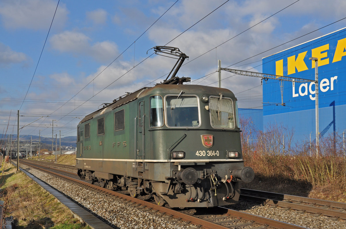 Re 430 364-0 fährt solo Richtung Bahnhof Lausen. Die Aufnahme stammt vom 20.01.2020.