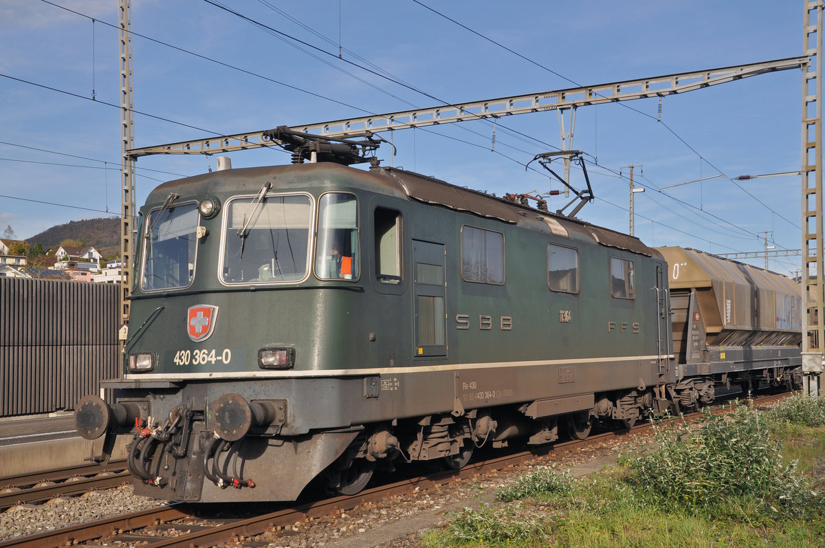 Re 430 364-0 wartet auf einem Nebengleis auf die Weiterfahrt. Die Aufnahme stammt vom 24.10.2017.