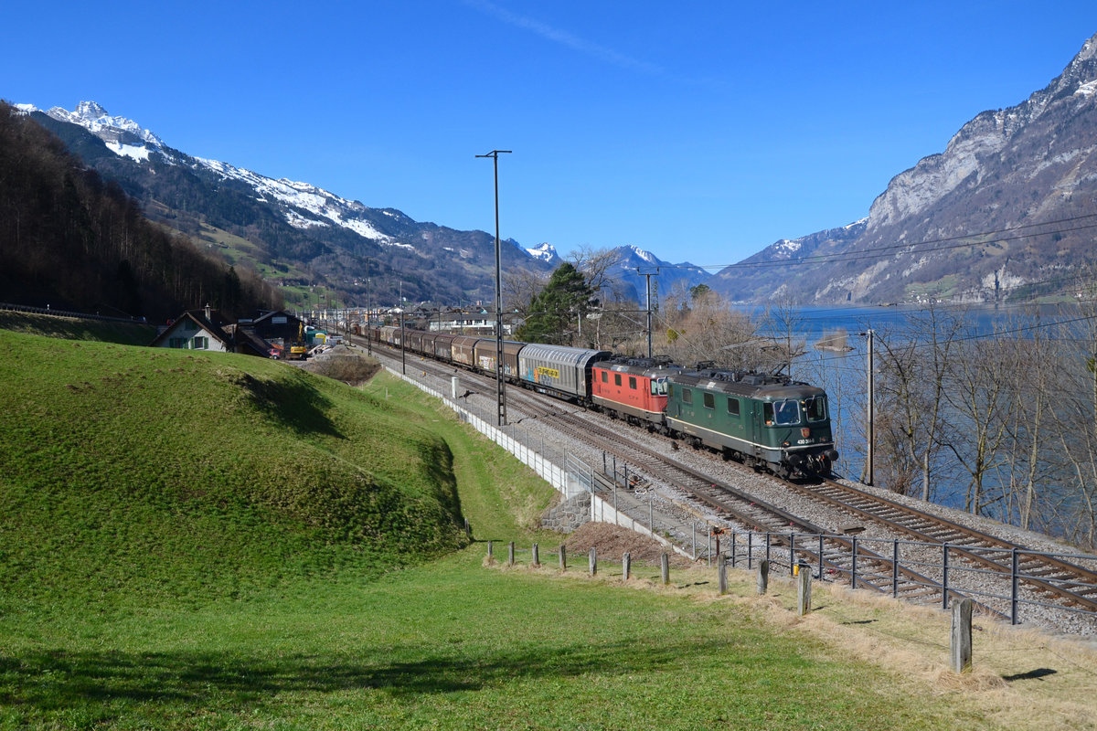 Re 430 364 und eine Re 420 mit einem Güterzug am 11.03.2017 bei Unterterzen.