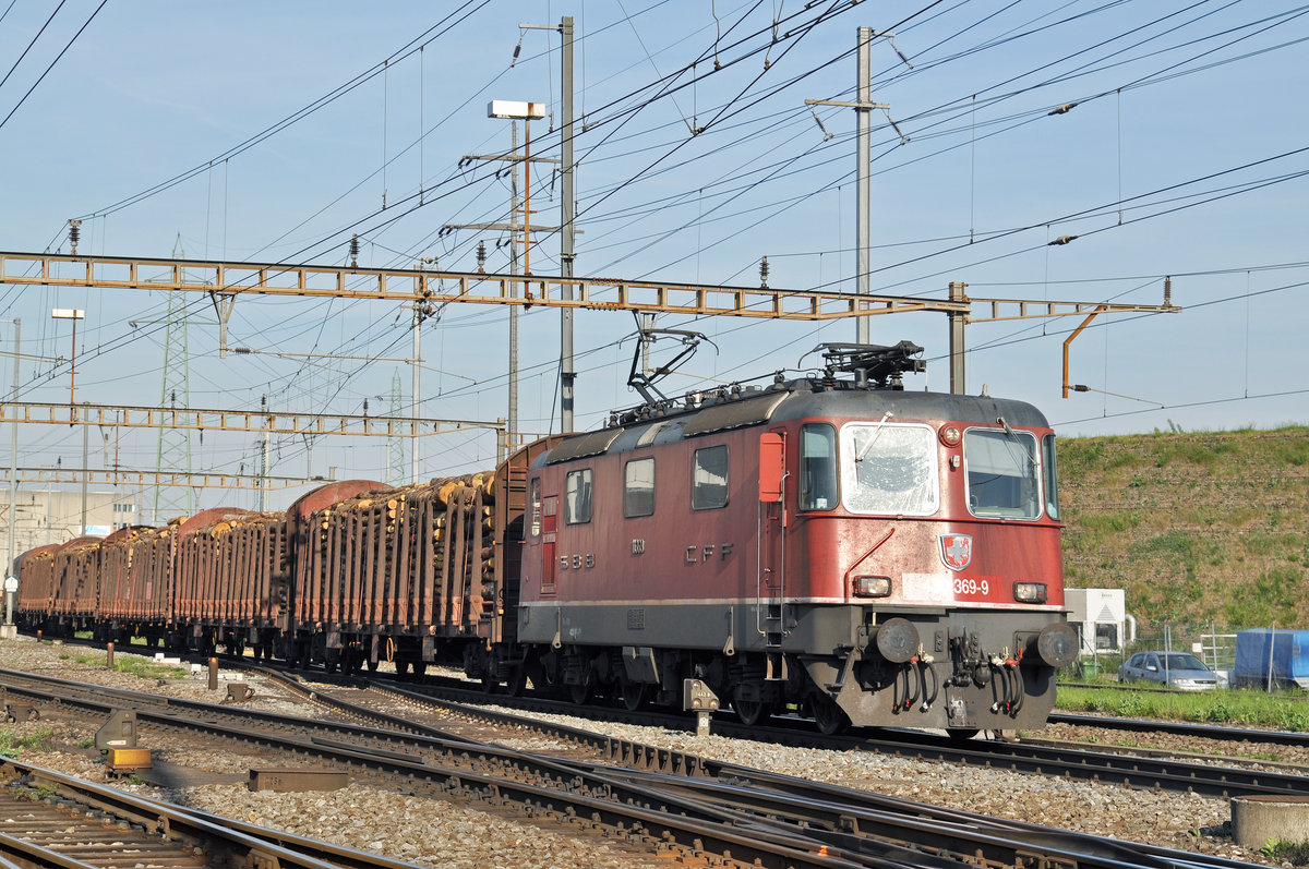 Re 430 369-9 (11369) durchfährt den Bahnhof Pratteln. Die Aufnahme stammt vom 12.04.2017.