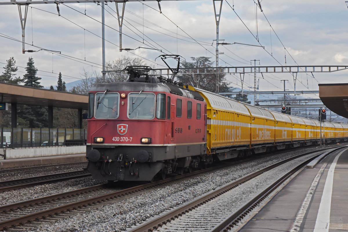 Re 430 370-7 durchfährt den Bahnhof Rupperswil. Die Aufnahme stammt vom 17.01.2020.