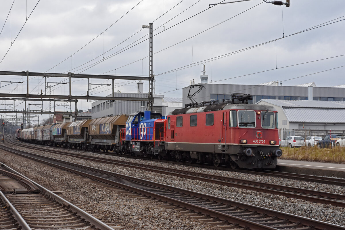 Re 430 370-7 schleppt die Am 843 075-3 durch den Bahnhof Rupperswil. Die Aufnahme stammt vom 04.02.2022.