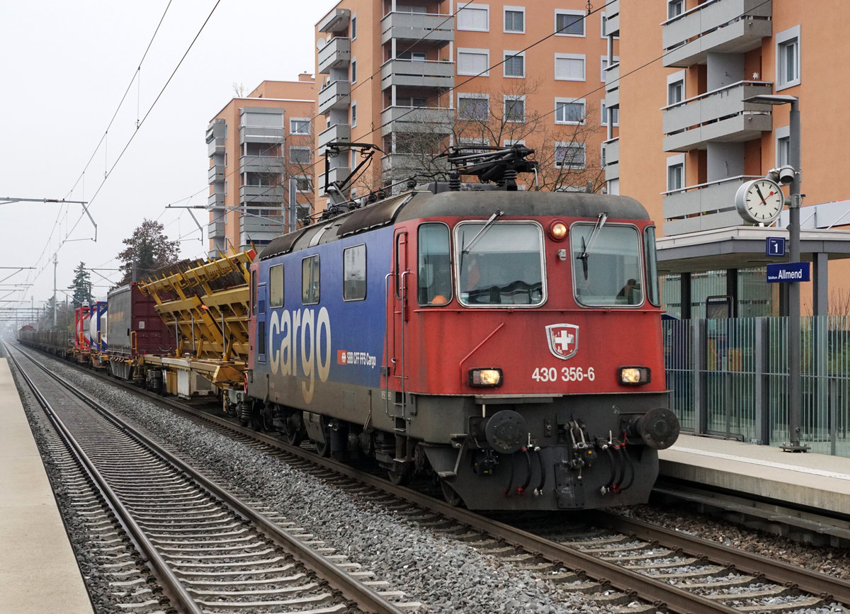 Re 430 Comeback in Solothurn.
Im Vierminutentakt passierten am 24. November 2020 bereits abgestellte Re 430 die Bahnstation Solothurn Allmend.
Gemäss Bahnhofsuhr die Re 430 356-6 mit einem gemischten Güterzug um 10:56h.
Hier handelt es sich um die einzige Re 430 mit dem SBB CARGO-Anstrich.
Foto: Walter Ruetsch