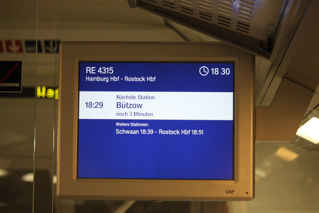RE 4315(Hamburg-Rostock)nchster Halt war Btzow mit bisschen Versptung.17.01.2015
