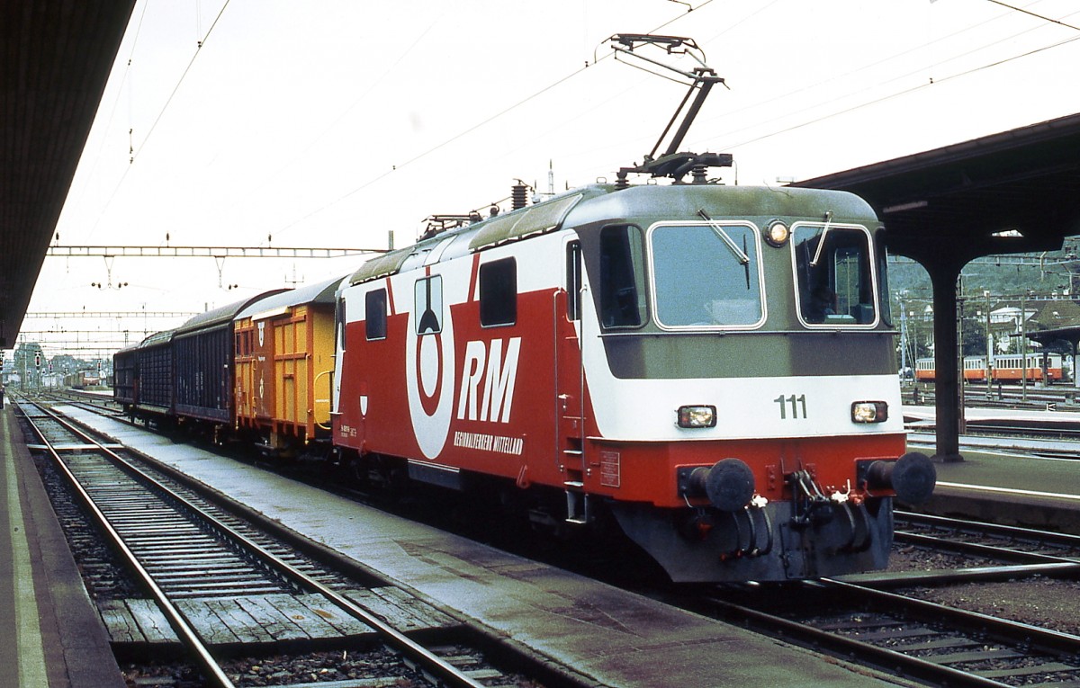 Re 436 111 der Regionalverkehr Mittelland im Juli 1997 im Bahnhof Solothurn. In diesem Jahr fusionierten die Emmental-Burgdorf-Thun-Bahn, die Vereinigten Huttwil-Bahnen und die Solothurn-Münster-Bahn zu diesem Unternehmen. Seit 2006 gehören die Regionalverkehr Mittelland zur BLS-Gruppe, die Re 436 111 ging an Crossrail.