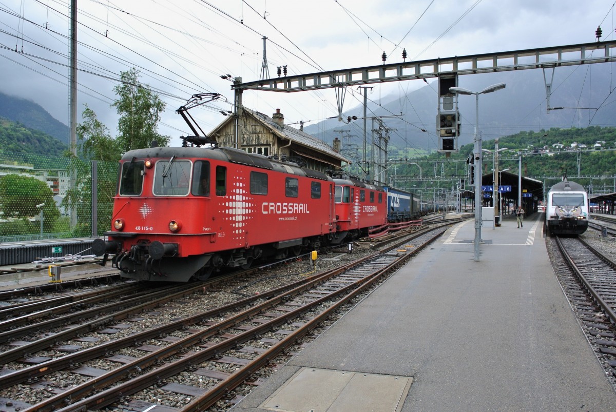 Re 436 115-0 und Re 436 112-7 bei Ausfahrt in Brig, 29.06.2014. Gruess an den LF!
