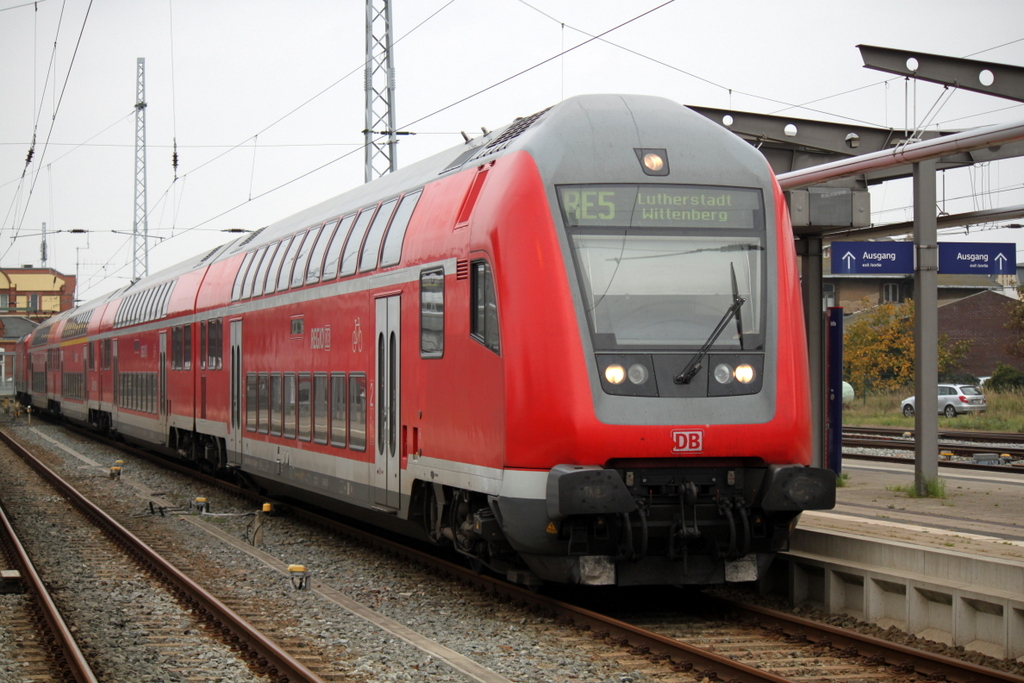RE 4363 von Rostock Hbf nach Lutherstadt Wittenberg stand am 24.10.2014 im Rostocker Hbf.ab Fahrlpanwechsel gibt es keinen Snack Point mehr auf 
der RE5 Linie.