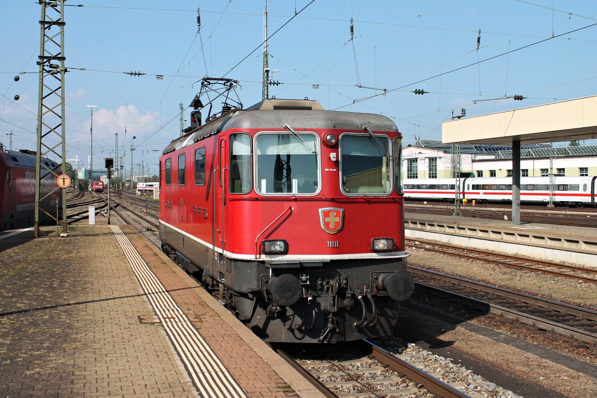 Re 4/4 11111 am 04.10.2014 beim rangieren in Basel Bad Bf auf ein Abstellgleis, nachdem sie den EC 6 (Chur HB/Zürich HB - Hamburg Altona) außerplanmäßig in den Badischen Bahnhof brachte. Grund für die bespannung nach Basel Bad Bf war eine Baustelle auf Schweizer Seite, weswegen die Züge ohne Halt in Basel SBB direkt nach Deutschland fuhren.