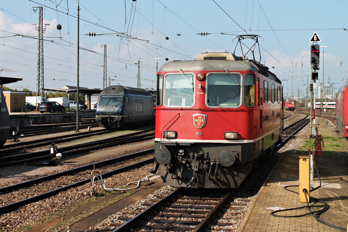 Re 4/4 11111 am 04.10.2014 beim rangieren in Basel Bad Bf auf ein Abstellgleis, nachdem sie den EC 6 (Chur HB/Zürich HB - Hamburg Altona) außerplanmäßig in den Badischen Bahnhof brachte. Grund für die bespannung nach Basel Bad Bf war eine Baustelle auf Schweizer Seite, weswegen die Züge ohne Halt in Basel SBB direkt nach Deutschland fuhren.