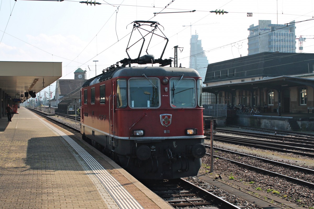 Re 4/4 11111 am 04.10.2014 beim rangieren in Basel Bad Bf auf ein Abstellgleis, nachdem sie den EC 6 (Chur HB/Zürich HB - Hamburg Altona) außerplanmäßig in den Badischen Bahnhof brachte. Grund für die bespannung nach Basel Bad Bf war eine Baustelle auf Schweizer Seite, weswegen die Züge ohne Halt in Basel SBB direkt nach Deutschland fuhren.