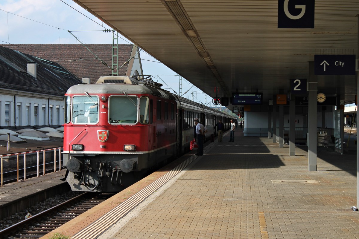 Re 4/4 11111 am 04.10.2014 beim ankuppeln an den Wagenpark vom EC 9 (Hamburg Altona - Zürich HB) in Basel Bad Bf und wird den Zug kurze Zeit später bis zum Endbahnhof bringen.