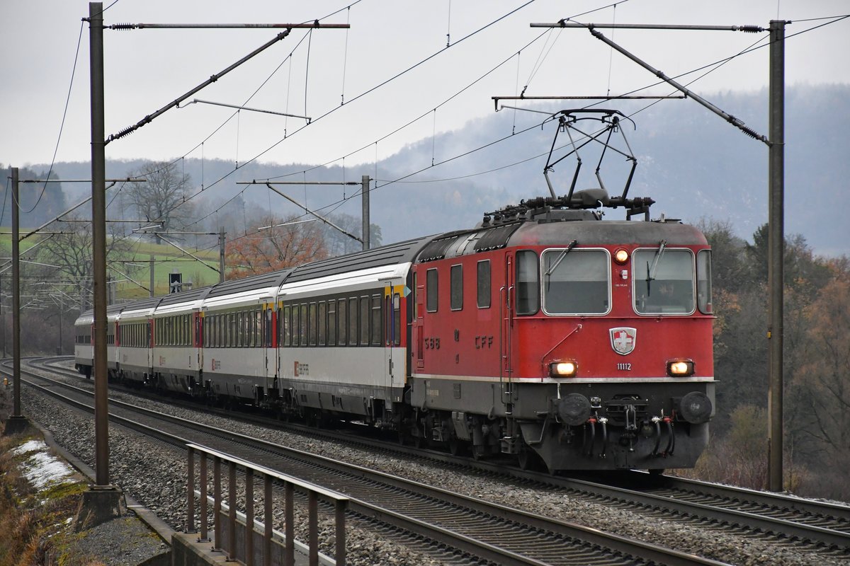 Re 4/4 11112 unterwegs mit IR 1975 nach Zürich HB bei Zeihen AG, aufgenommen am 06.12.2020, Gruss zurück an den Lokführer und allzeit gute Fahrt!