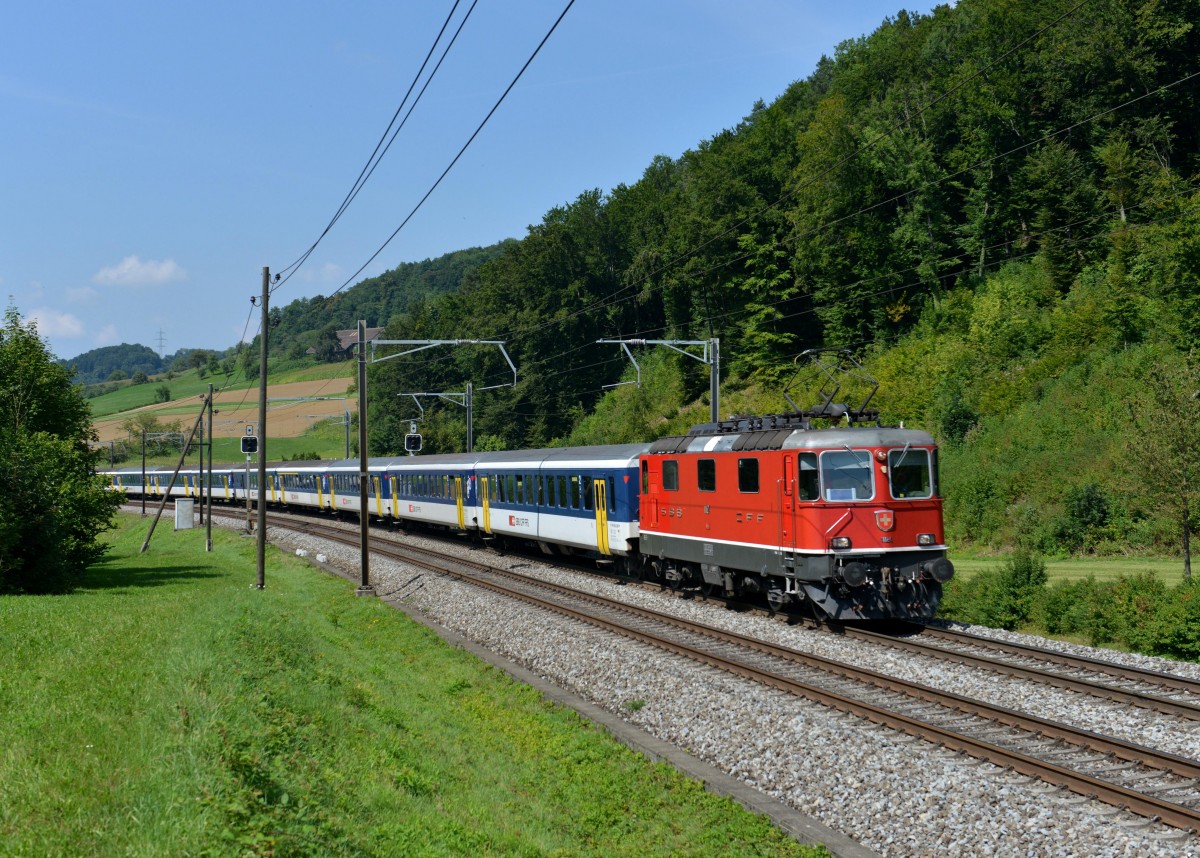Re 4/4 11124 mit einem Extrazug am 30.08.2013 bei Tecknau.