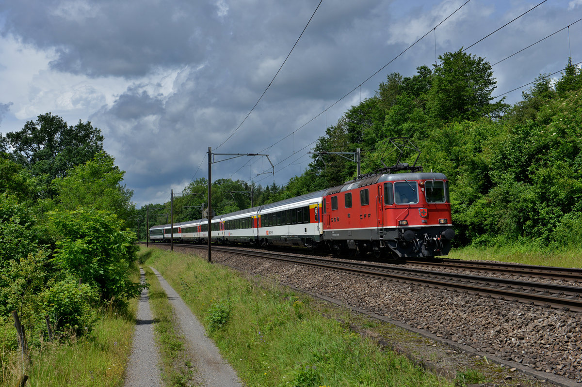 Re 4/4 11130 mit einem IR nach St. Gallen am 18.06.2016 bei Mellingen. 