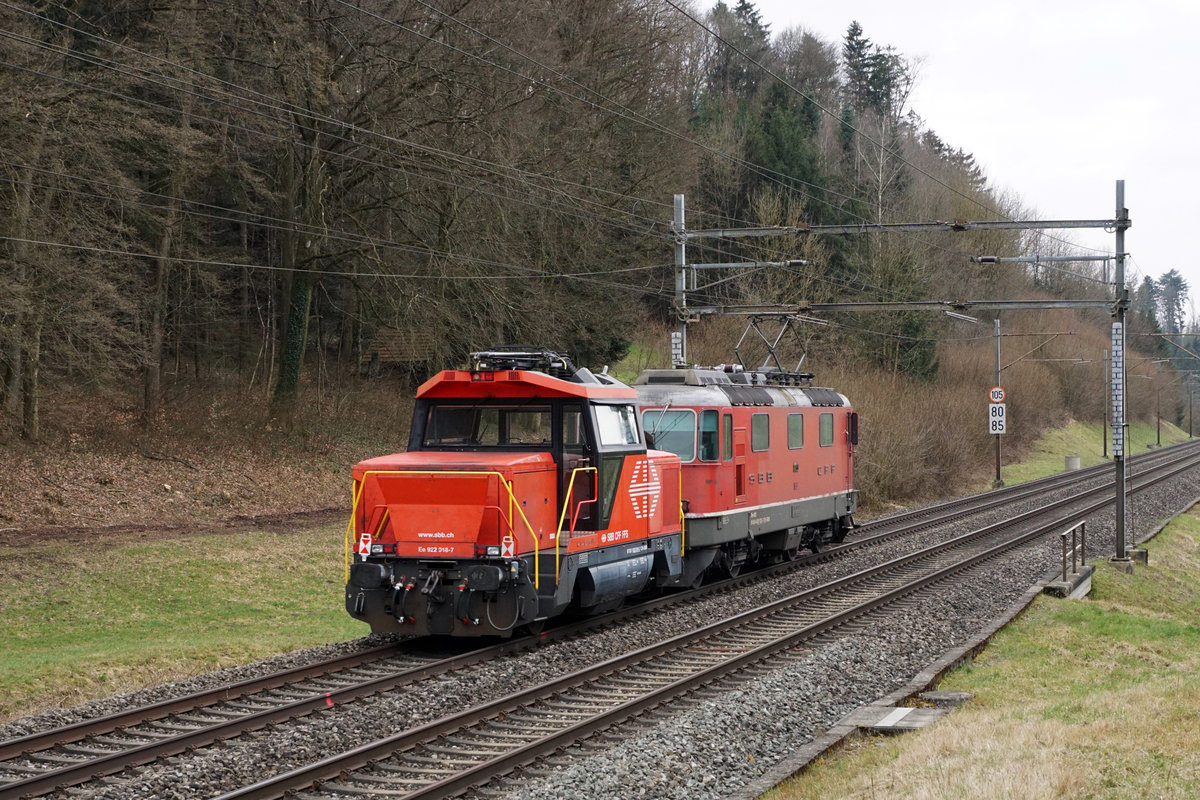 Re 4/4 11133, ehemals Swiss Express, mit der Ee 922 018-7 bei Niederbipp auf der Fahrt nach Biel.
Foto: Walter Ruetsch
