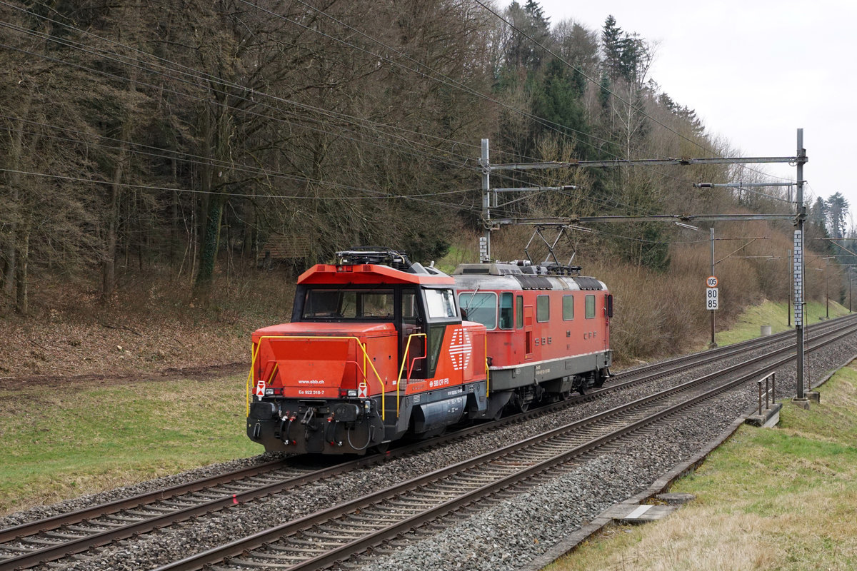 Re 4/4 11133, ehemals Swiss Express, mit der Ee 922 018-7 bei Niederbipp auf der Fahrt nach Biel.
Foto: Walter Ruetsch