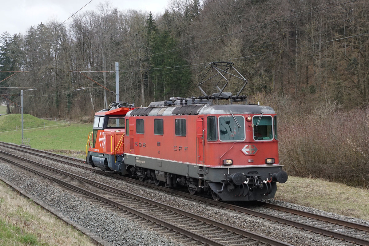 Re 4/4 11133, ehemals Swiss Express, mit der Ee 922 018-7 bei Niederbipp auf der Fahrt nach Biel.
Foto: Walter Ruetsch
