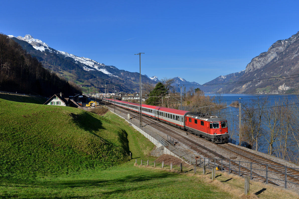 Re 4/4 11137 mit EC 163 am 11.03.2017 bei Unterterzen. 