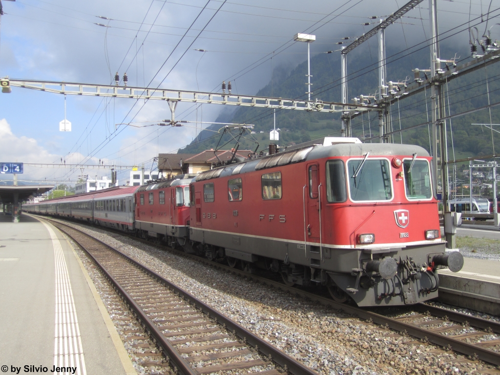 Re 4/4'' 11138 + 11152 am 7.5.2014 in Sargans. Wegen Bauarbeiten wurde an diesem Tag der Nachtzug aus Belgrad in 2 Teilen von Buchs nach Zürich geführt. Die Lok für den zweiten Teil wurde mit, im Dezember 2013 wieder eingeführte, EC 163 ''Transalpin'' nach Buchs geführt.