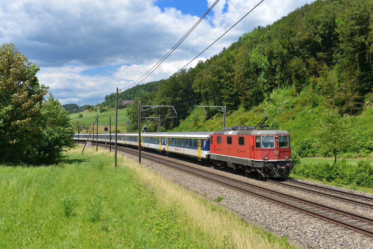 Re 4/4 11145 mit einem Regio am 15.06.2014 bei Tecknau.