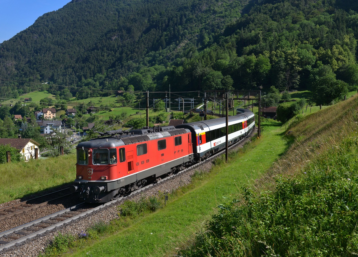 Re 4/4 11150 mit einem Ersatzzug-EC für einen ETR 470 nach Mailand am 21.06.2014 zwischen Erstfeld und Amsteg-Silenen.