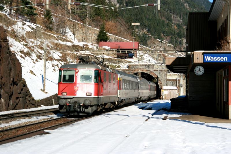 Re 4/4 11157 mit einem RE auf Talfaht in Wassen; 10.12.2013