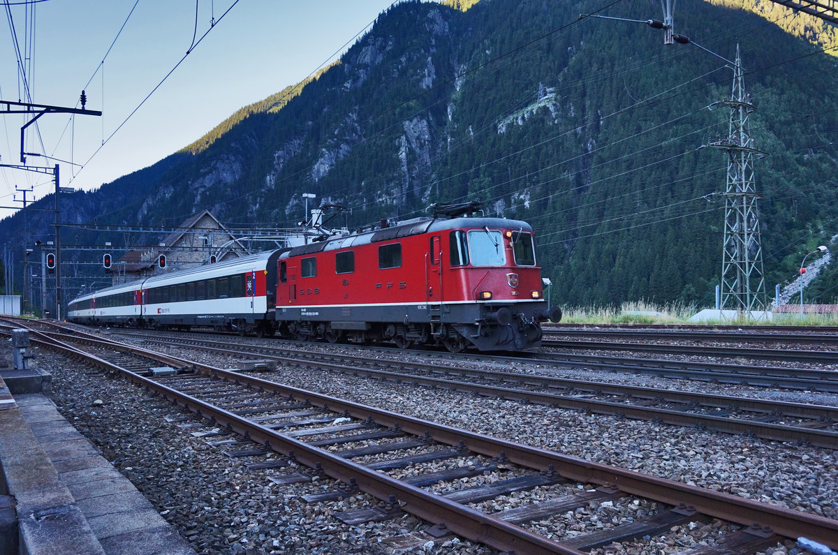 Re 4/4 11158 fährt abends mit dem IR 2433 (Zürich HB - Chiasso), in den Bahnhof Göschenen ein.
Aufgenommen am 19.7.2016.