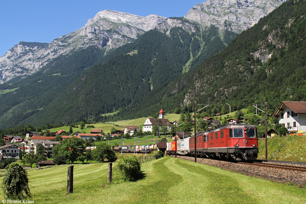 Re 4/4 11163 + Re 6/6 11664 mit KLV Zug am 30.06.2015 bei Silenen.