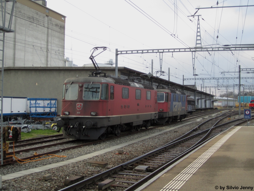 Re 4/4'' 11174 und Re 421 374-0 am 27.11.2015 in Romanshorn