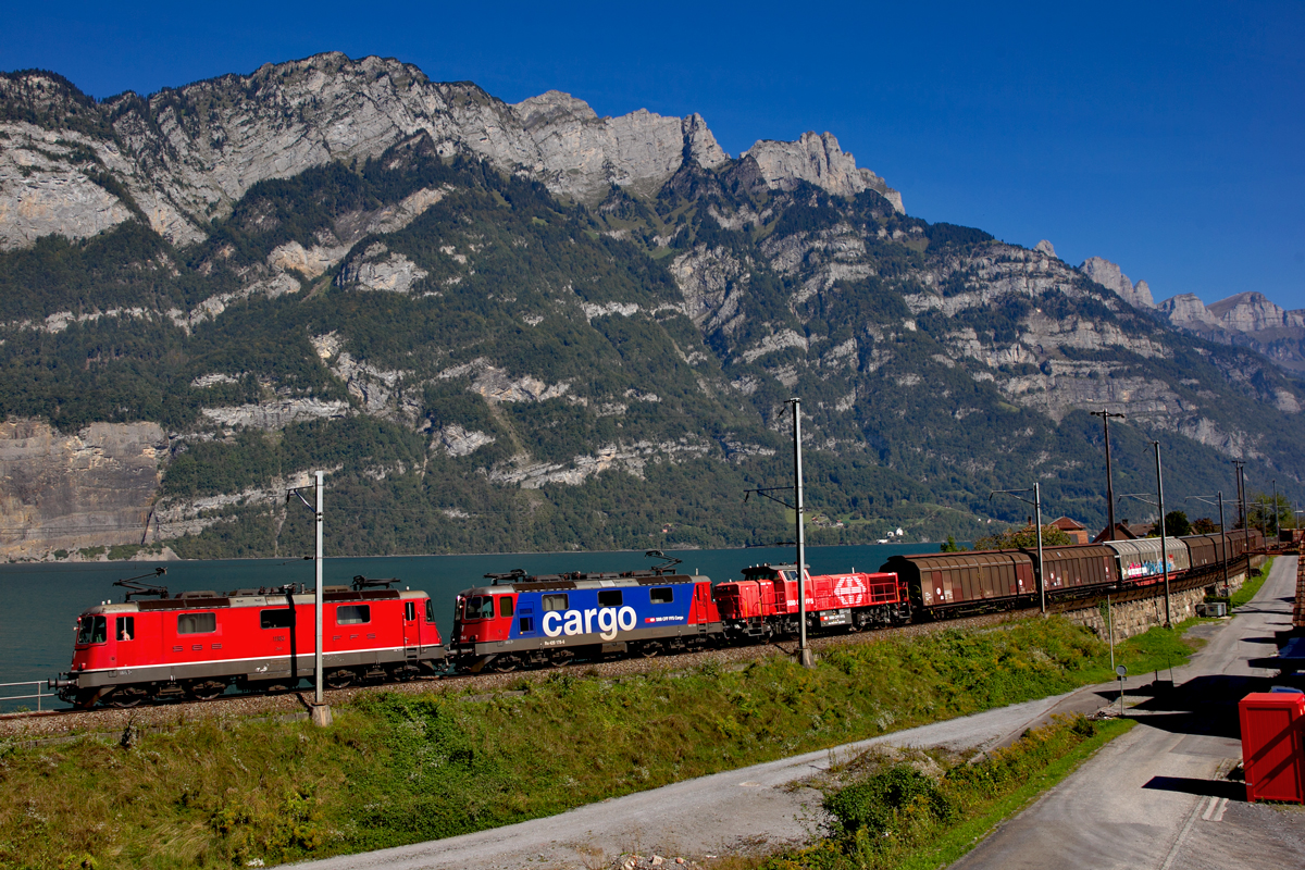 Re 4/4 11183,Re 4/4 420 178-6,Am 843 019-1 fahren im Verbund bei Mühlehorn am Walensee mit einem gemischten Güterzug vorbei.Bild vom 23.9.2014