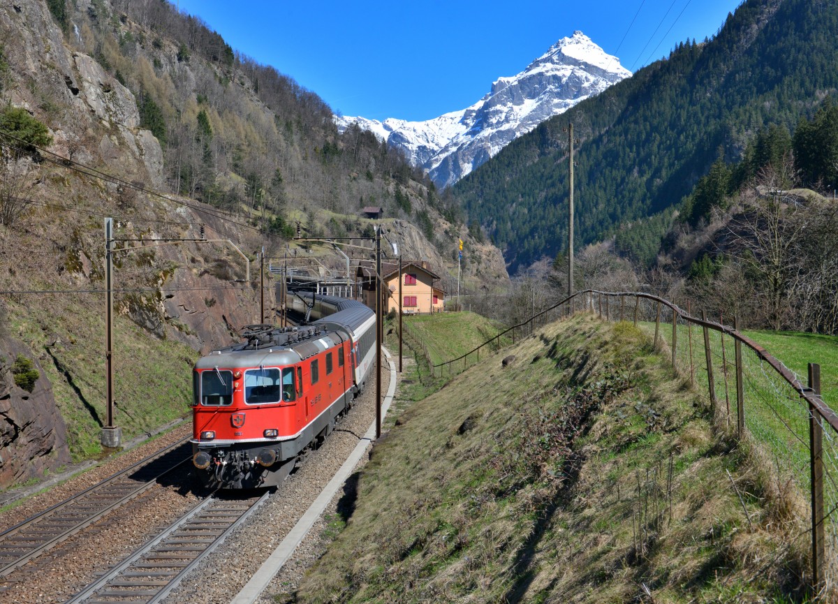 Re 4/4 11191 mit einem IR nach Locarno am 09.04.2015 bei Gurtnellen. 
