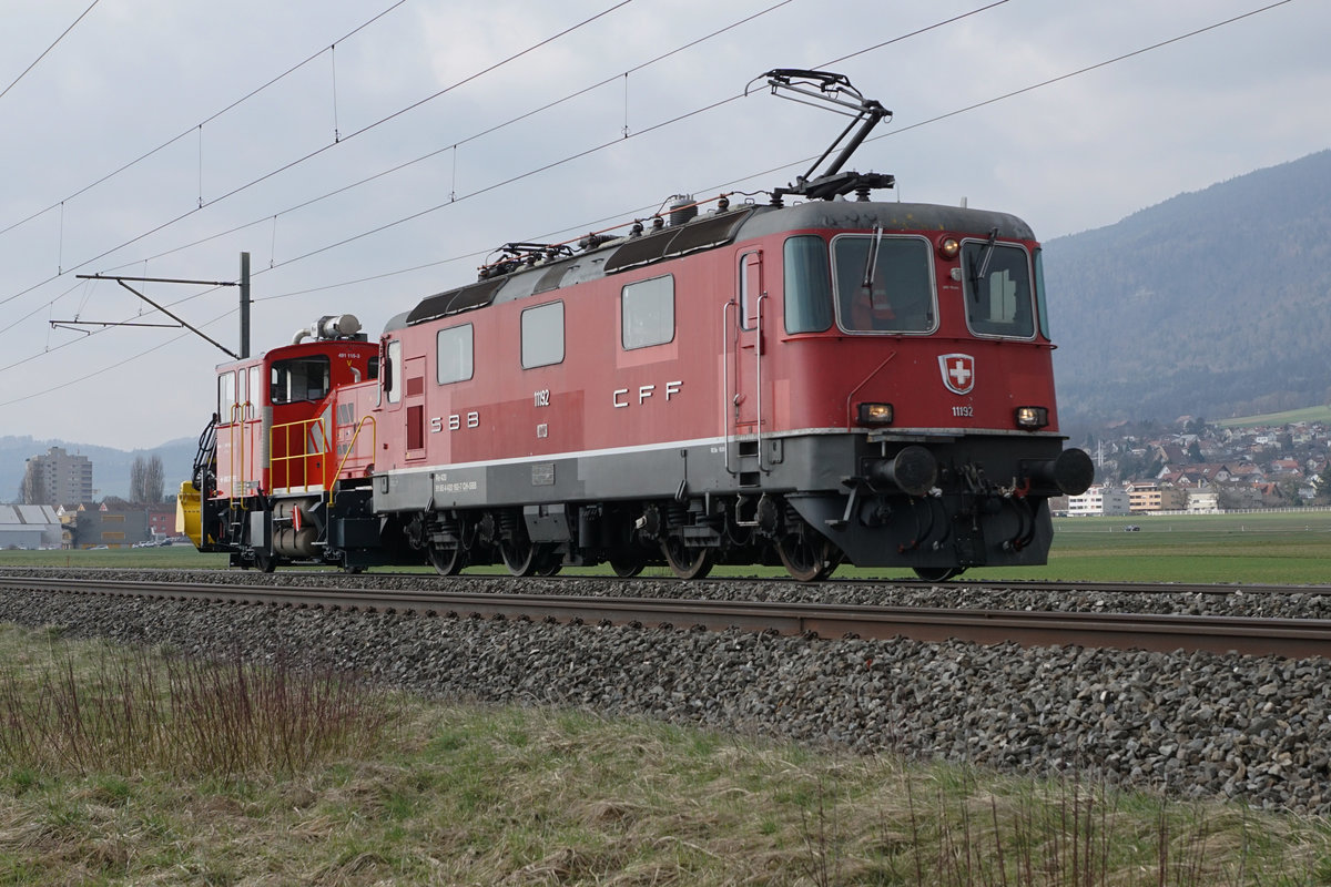 Re 4/4 11192 mit der SBB-Schneeschleuder X rot m 99 85 94 91 110-4 bei Selzach am 8. März 2021.
Foto: Walter Ruetsch