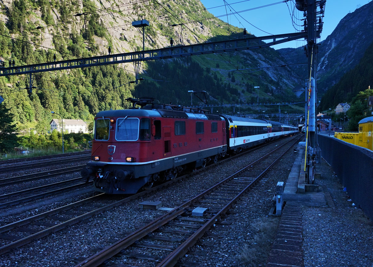 Re 4/4 11193 fährt abends mit dem IR 2336 (Locarno - Luzern - Basel SBB), aus dem Bahnhof Göschenen aus.
Aufgenommen am 19.7.2016.