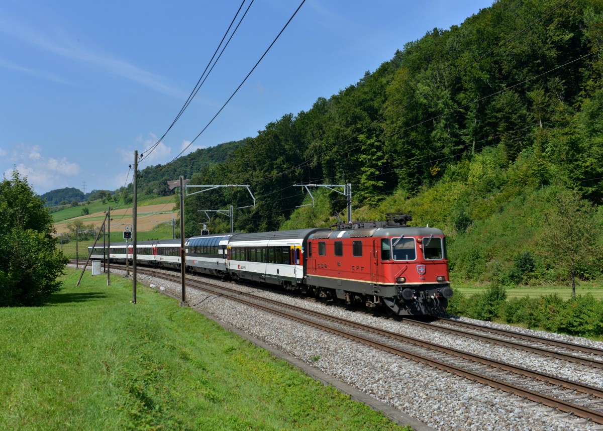 Re 4/4 11193 mit einem IR nach Locarno am 30.08.2013 bei Tecknau.