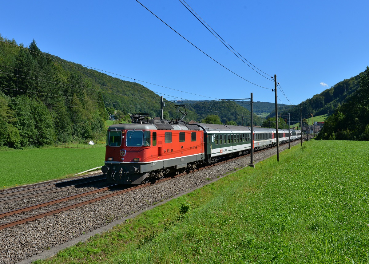 Re 4/4 11195 mit einem IR nach Basel am 27.08.2012 bei Tecknau.