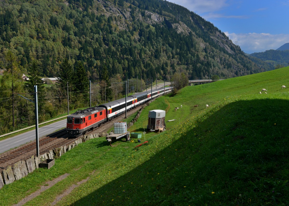 Re 4/4 11199 mit einem IR am 30.09.2015 bei Fiesso. 