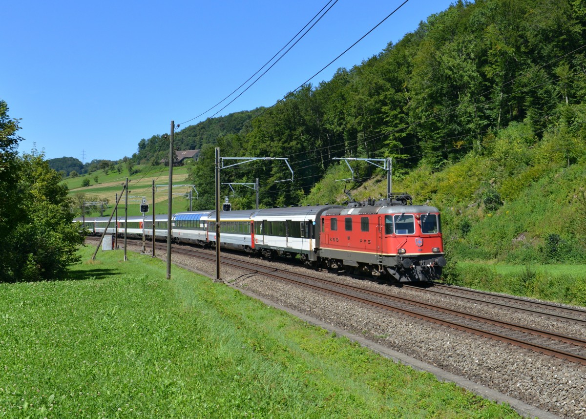 Re 4/4 11217 mit einem IR nach Locarno am 27.08.2012 bei Tecknau.