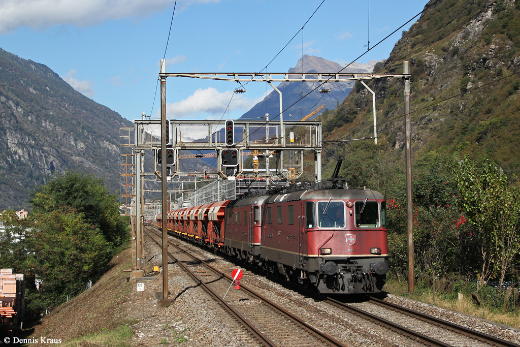 Re 4/4 11242 + Re 6/6 11643 mit Güterzug am 17.10.2014 in Biasca.