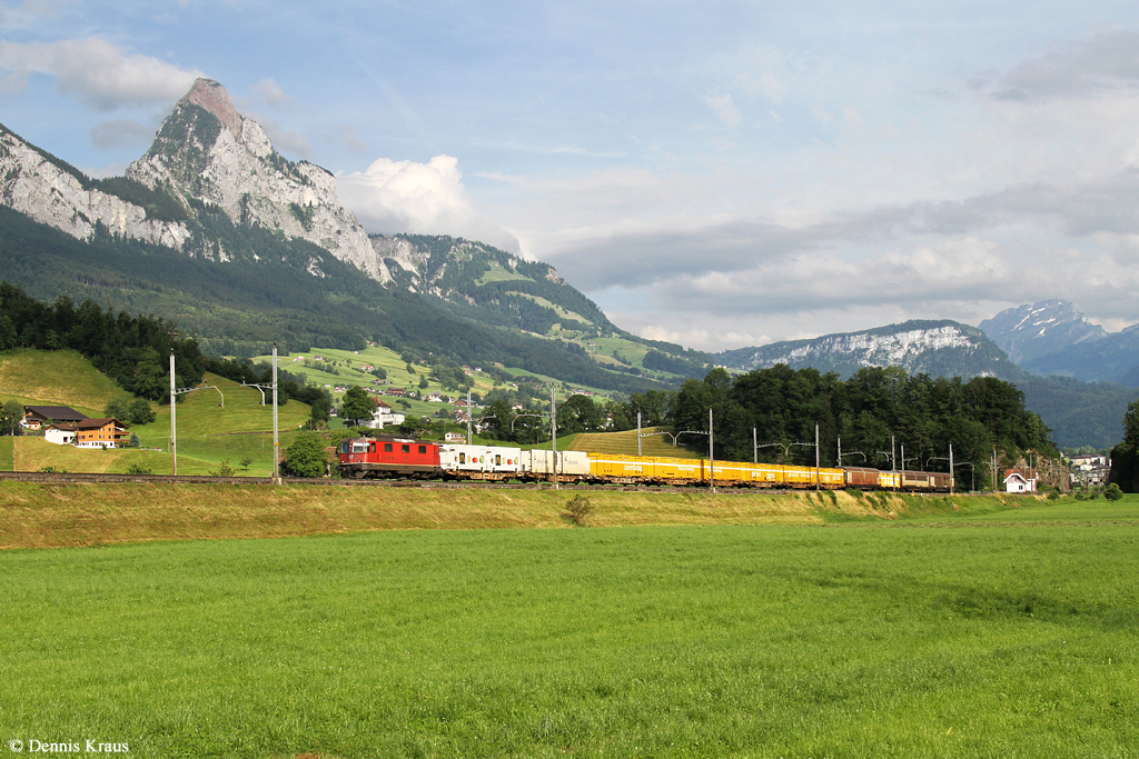 Re 4/4 11242 mit Postzug am 29.06.2015 bei Steinen.