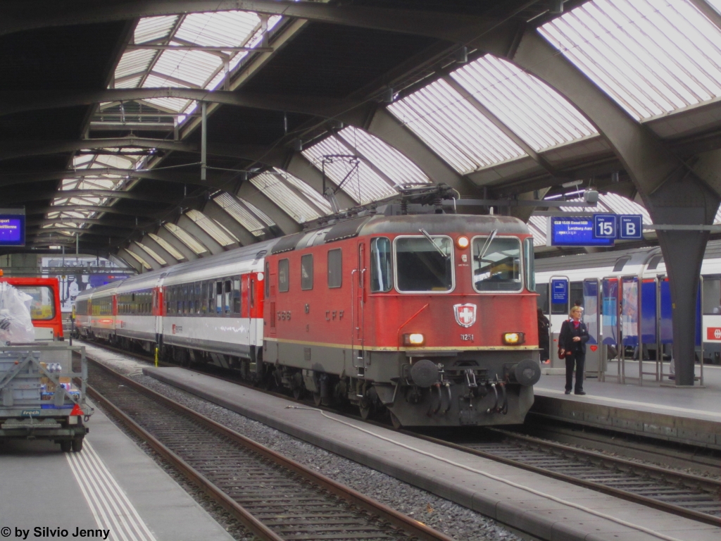 Re 4/4'' 11251 am 31.3.2016 in Zürich HB als IC 776 nach Basel SBB. Diese Lok wurden von SBB-Cargo angemietet um dem erhöhten Triebfahrzeugbedarf seit Dezember 2015 gerecht zu werden.