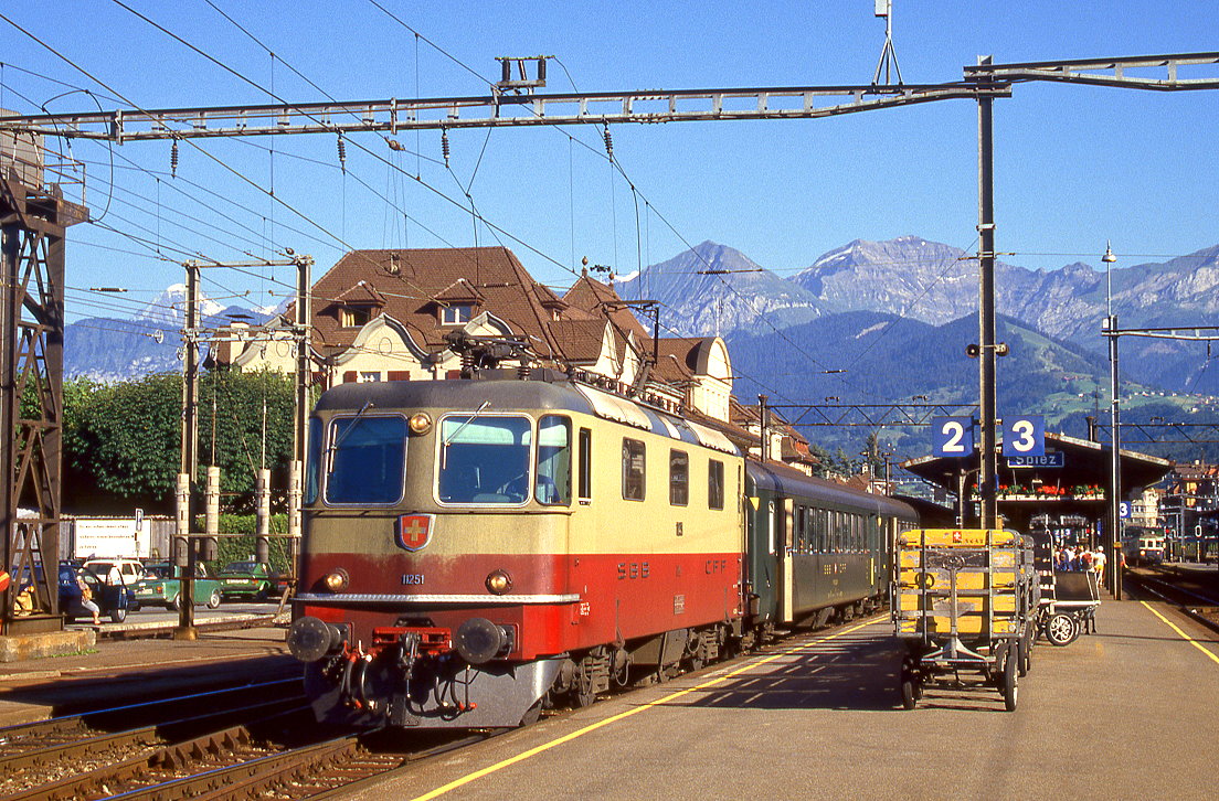 Re 4/4 11251, Spiez, 16.08.1987.
