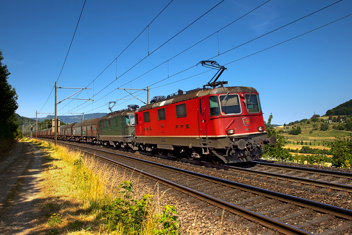 Re 4/4 11266 und die grüne Re 4/4 11364 fahren mit einem Teleskophauben Ganzzug den Bözberg hinauf.Bild Frick vom 16.7.2015