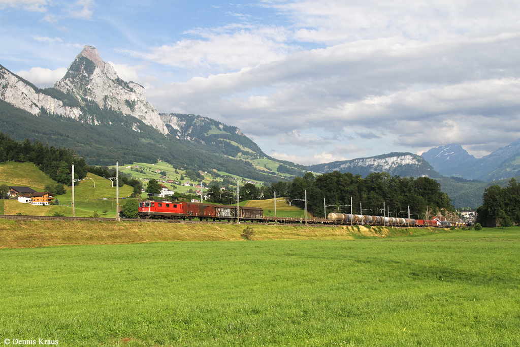 Re 4/4 11284 mit Güterzug am 29.06.2015 bei Steinen.