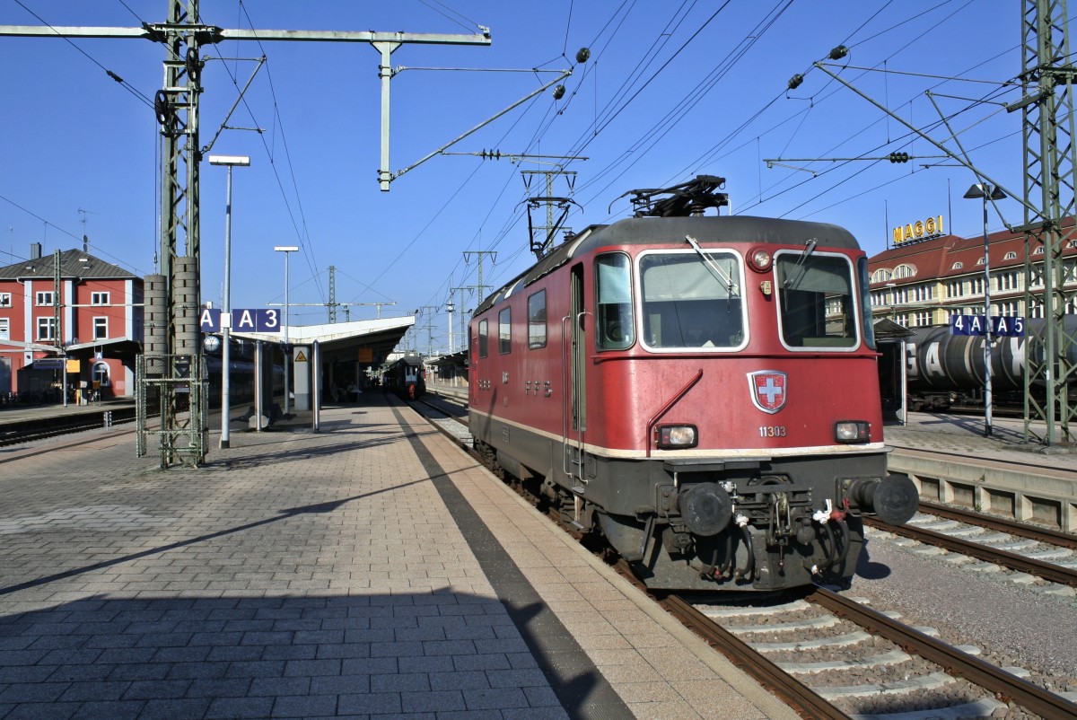 Re 4/4 11303 auf Rangierfahrt zum IC 281 von Stuttgart nach Zrich HB am Abend des 21.08.13 am Bahnsteig in Singen (Hohentwiel).