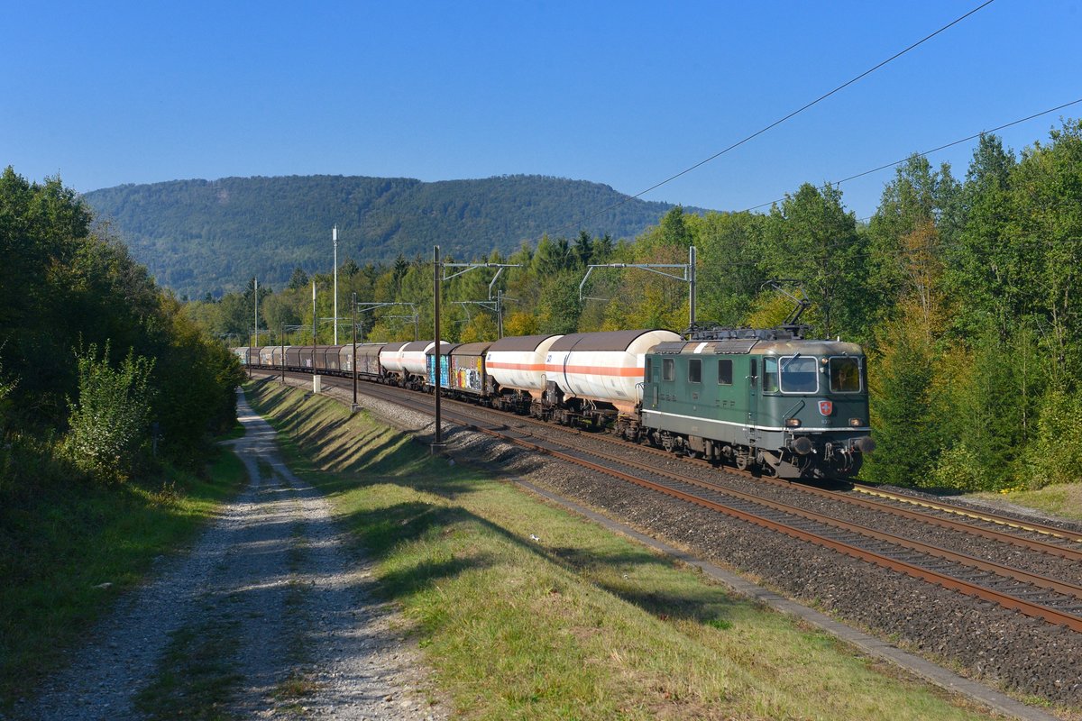 Re 4/4 11309 mit einem Güterzug am 01.10.2015 bei Rupperswil.