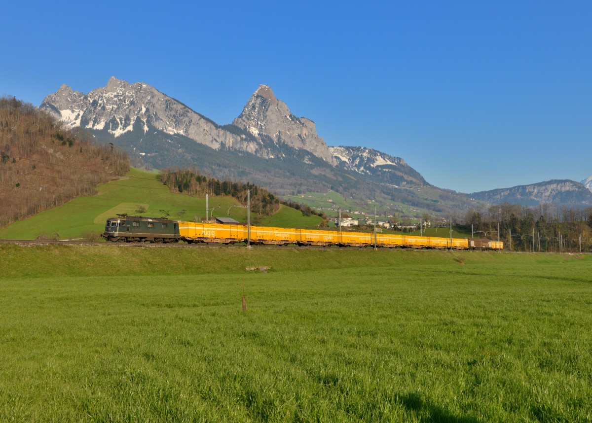Re 4/4 11309 mit einem Postzug am 09.04.2015 bei Steinen. 