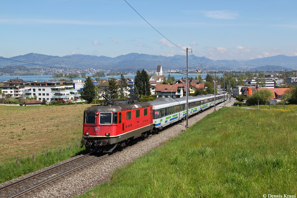 Re 4/4 11313 mit einem VAE am 20.04.2014 bei Freienbach.